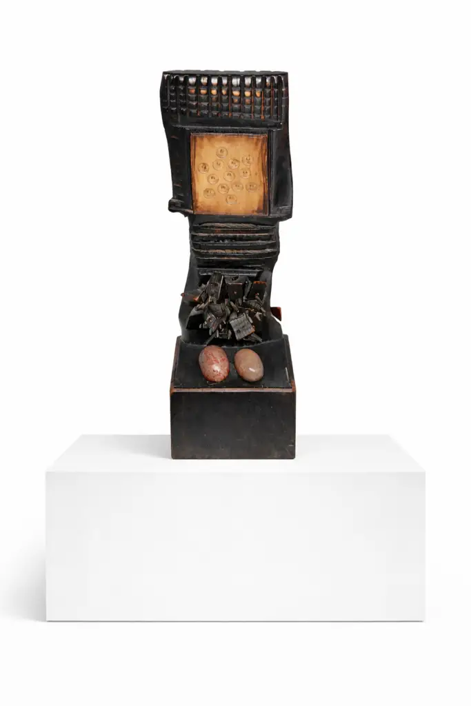 Spanish Comb by Giorgio Cigna, a vertical contemporary sculpture handcrafted from wood and ceramic. Standing 93 cm tall, this unframed mixed-media artwork features an organic, vertical composition blending natural wood textures with ceramic elements. Spanish Comb, de Giorgio Cigna, es una escultura vertical contemporánea elaborada artesanalmente en madera y cerámica. Con 93 cm de altura, esta obra de técnica mixta sin marco presenta una composición orgánica y vertical que combina texturas de madera natural con elementos cerámicos.