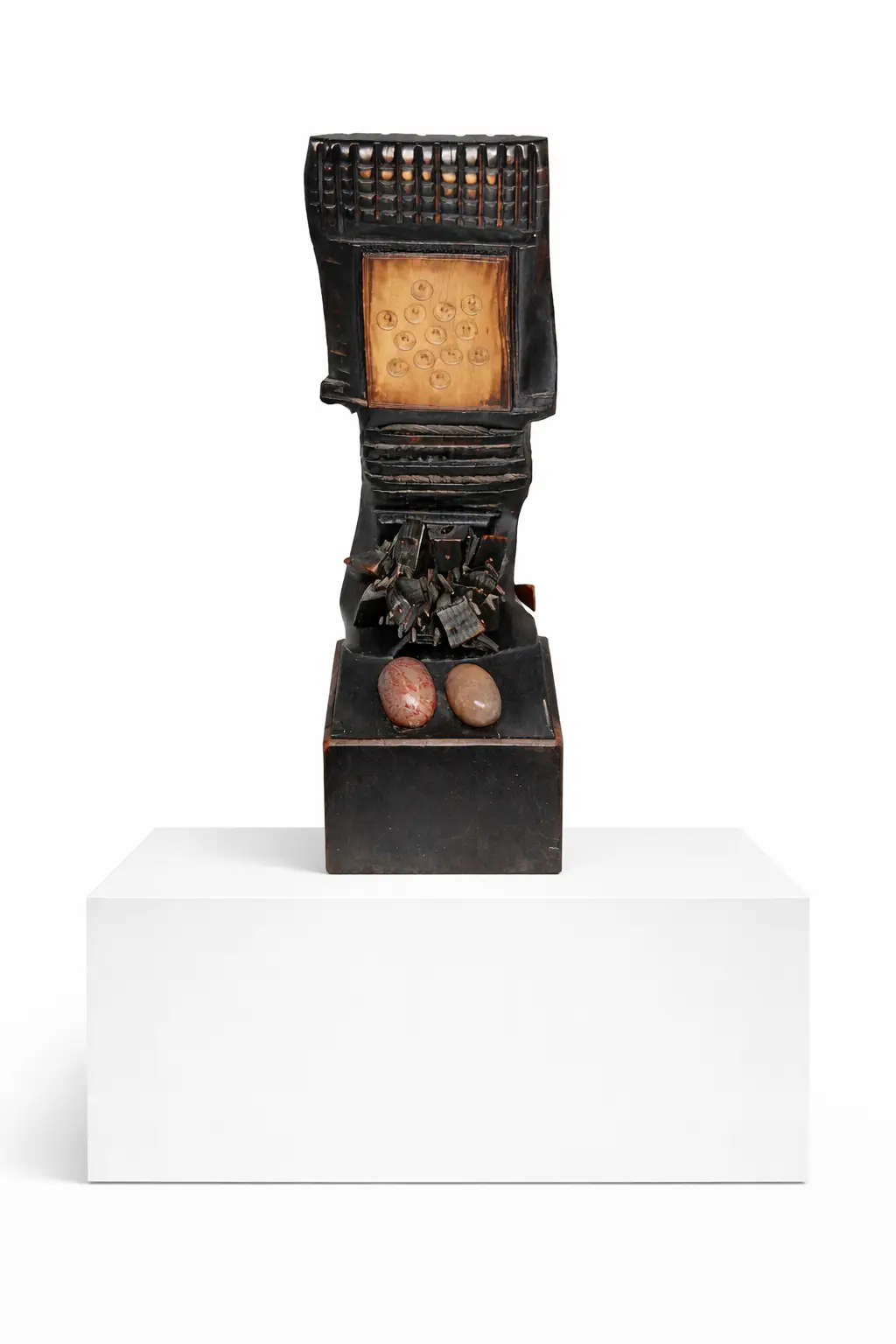 Spanish Comb by Giorgio Cigna, a vertical contemporary sculpture handcrafted from wood and ceramic. Standing 93 cm tall, this unframed mixed-media artwork features an organic, vertical composition blending natural wood textures with ceramic elements. Spanish Comb, de Giorgio Cigna, es una escultura vertical contemporánea elaborada artesanalmente en madera y cerámica. Con 93 cm de altura, esta obra de técnica mixta sin marco presenta una composición orgánica y vertical que combina texturas de madera natural con elementos cerámicos.