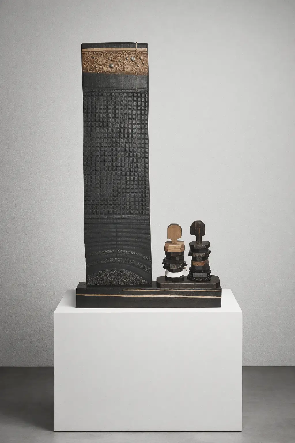 Cordobesa by Giorgio Cigna, a large-scale vertical sculpture made of wood, ceramic, and iron. This 166x90 cm contemporary mixed-media artwork features an upright composition with unique textures of natural wood and fired ceramic elements on a dark iron framework. Cordobesa, de Giorgio Cigna, es una escultura vertical de gran formato realizada en madera, cerámica y hierro. Esta obra de arte contemporánea de técnica mixta, de 166 x 90 cm, presenta una composición vertical con texturas únicas de madera natural y elementos de cerámica cocida sobre una estructura de hierro oscuro.