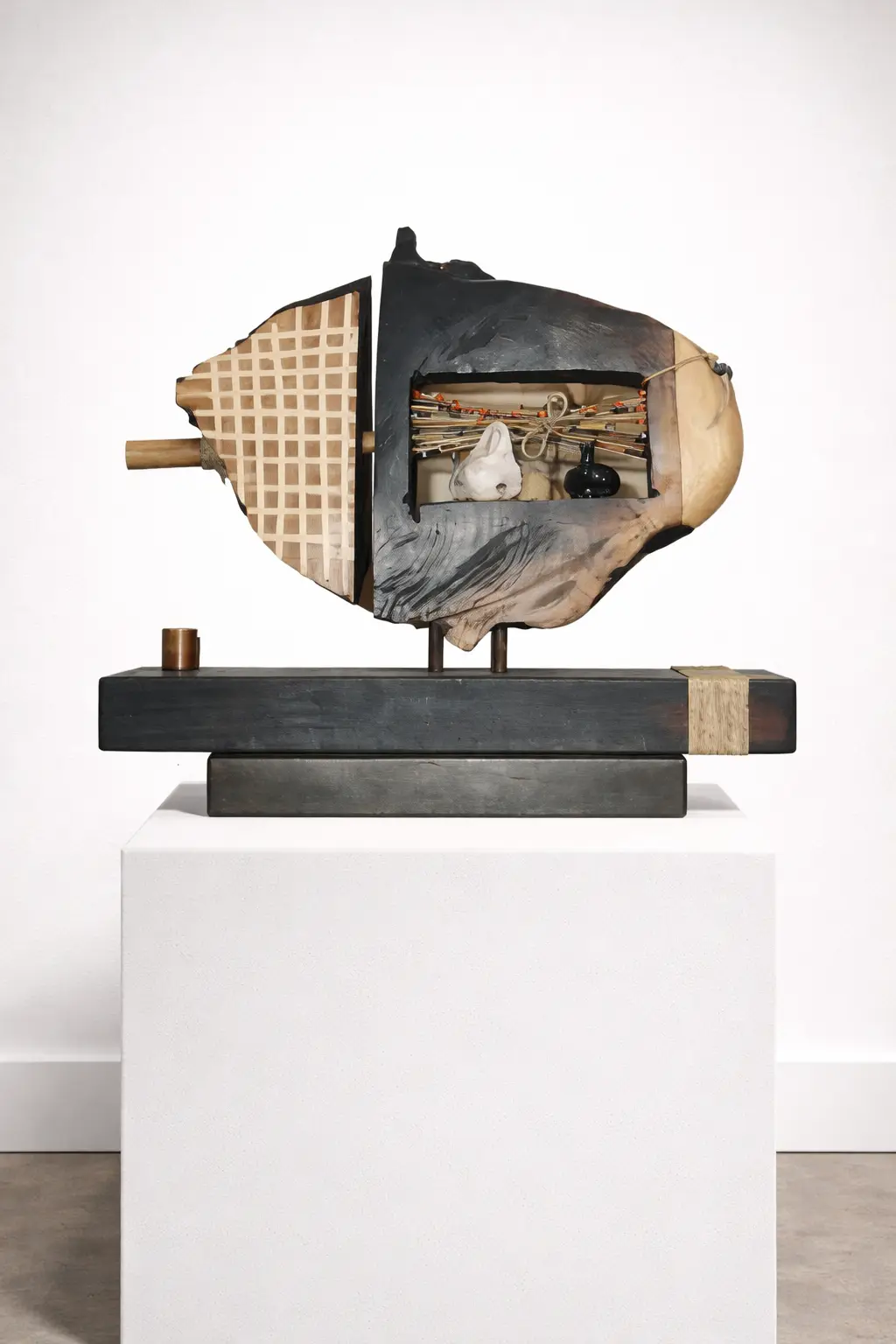 Untitled (088) by Giorgio Cigna, a horizontal contemporary sculpture handcrafted from wood, bamboo, and rope. This 56x60 cm organic artwork features natural textures and a rustic, woven composition using sustainable materials. Sin título (088), de Giorgio Cigna, es una escultura contemporánea horizontal elaborada artesanalmente con madera, bambú y cuerda. Esta obra orgánica de 56 x 60 cm presenta texturas naturales y una composición rústica tejida con materiales sostenibles.