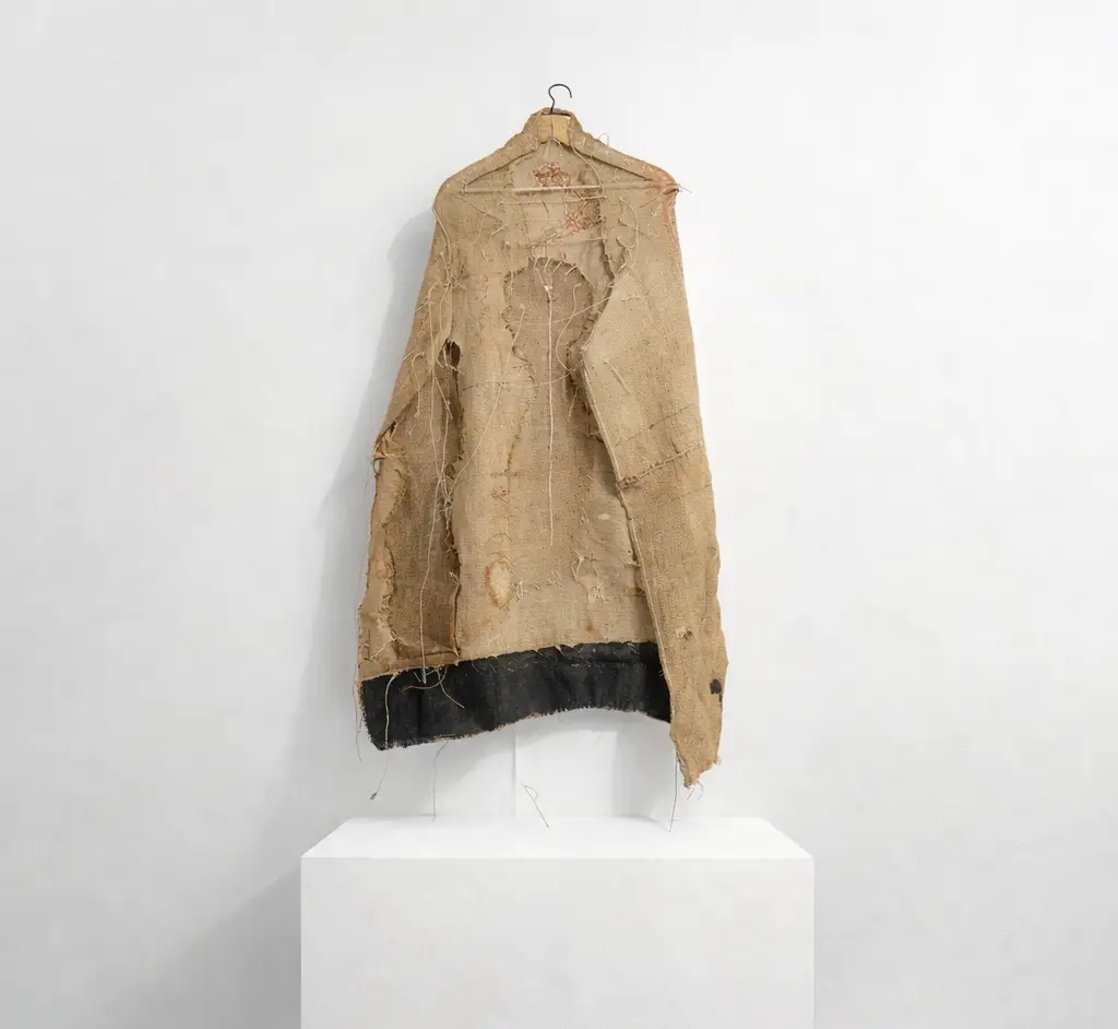 Tampo by Joaquim Pujol Grau, a vertical mixed-media artwork made of burlap, acrylic, and twine. This 126x61 cm contemporary textile piece features a raw, organic texture with expressive neutral tones and intricate fiber details. Tampo, de Joaquim Pujol Grau, es una obra vertical de técnica mixta realizada con arpillera, acrílico y cordel. Esta pieza textil contemporánea de 126 x 61 cm presenta una textura orgánica y natural con expresivos tonos neutros y detalles intrincados en las fibras.