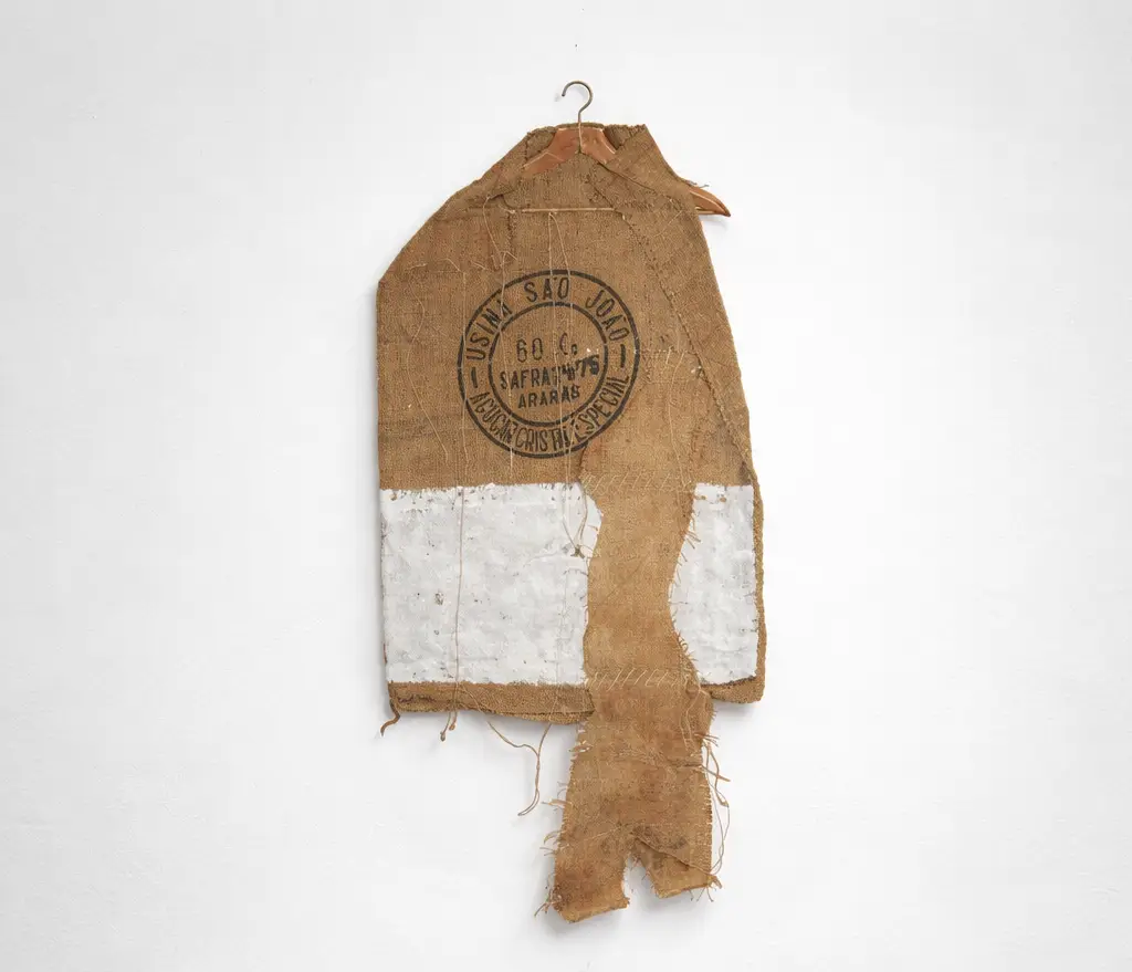 Pallarese Forms by Joaquim Pujol Grau, a vertical mixed-media textile artwork created with burlap, acrylic, and twine. This 110x75 cm contemporary piece showcases raw fiber textures and layered organic materials in an expressive, abstract composition. «Formas Pallarese», de Joaquim Pujol Grau, es una obra textil vertical de técnica mixta creada con arpillera, acrílico y cordel. Esta pieza contemporánea de 110 x 75 cm exhibe texturas de fibras naturales y materiales orgánicos superpuestos en una composición abstracta y expresiva.