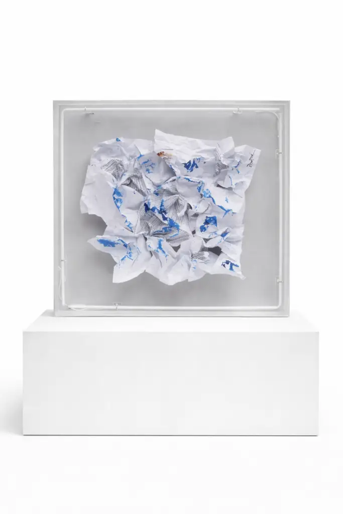 Blue by Albino Pitti, a contemporary neon light art installation in a clear acrylic box. This 80x90 cm horizontal wall sculpture features vibrant blue neon tubing, creating a modern luminous glow. Blue, de Albino Pitti, es una instalación artística contemporánea de neón dentro de una caja de acrílico transparente. Esta escultura mural horizontal de 80 x 90 cm cuenta con tubos de neón azul vibrante que crean un moderno resplandor luminoso.