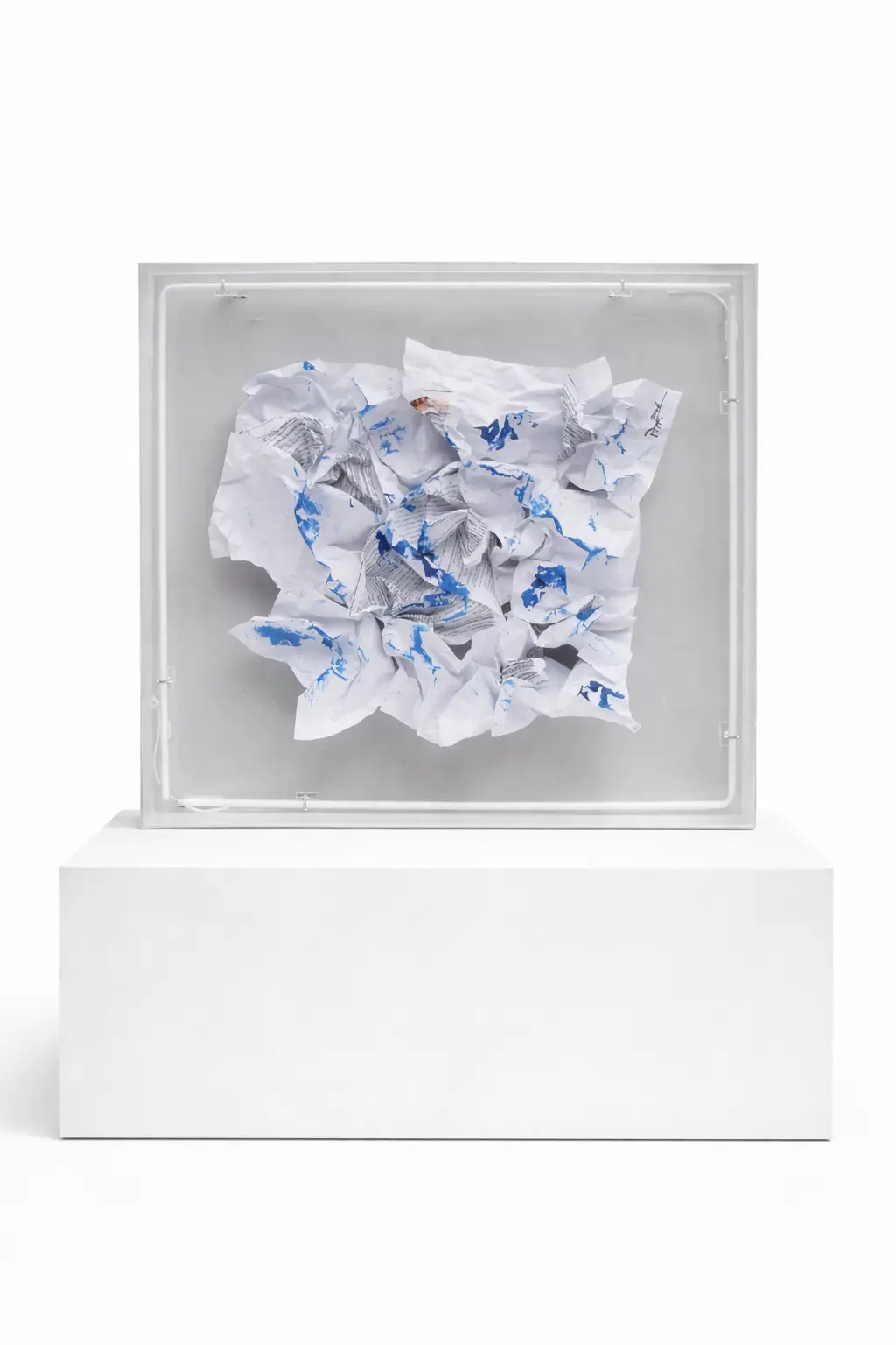 Blue by Albino Pitti, a contemporary neon light art installation in a clear acrylic box. This 80x90 cm horizontal wall sculpture features vibrant blue neon tubing, creating a modern luminous glow. Blue, de Albino Pitti, es una instalación artística contemporánea de neón dentro de una caja de acrílico transparente. Esta escultura mural horizontal de 80 x 90 cm cuenta con tubos de neón azul vibrante que crean un moderno resplandor luminoso.