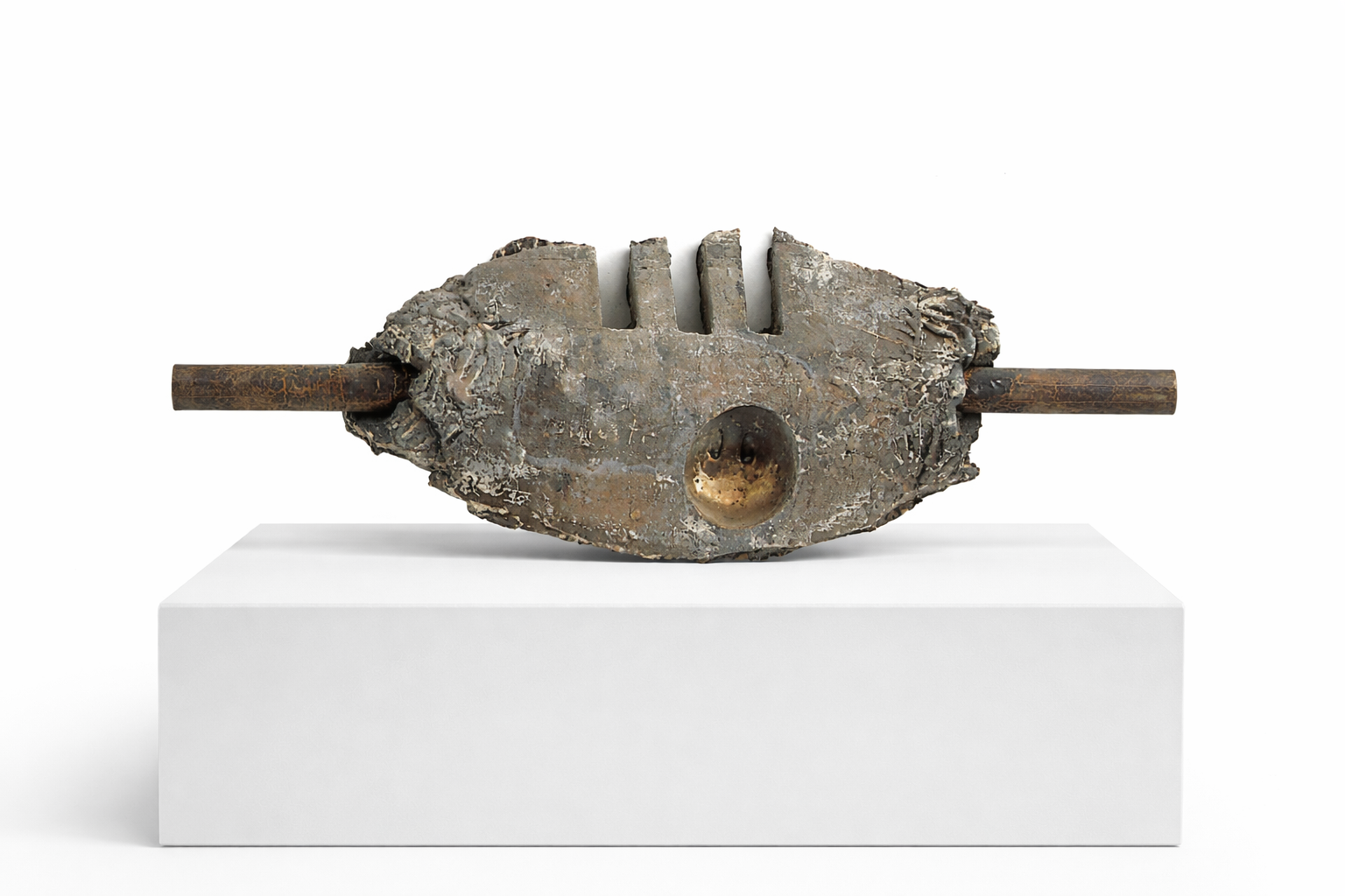 Bisiesto (Artwork ID 025) by Rufino Mesa, a horizontal contemporary sculpture in cast bronze and fiber. This 140 cm wide wall-mounted or pedestal artwork features a textured, elongated composition blending heavy metal with organic fiber elements in a minimalist, modern style. Bisiesto (Referencia 025) de Rufino Mesa, una escultura horizontal contemporánea en bronce fundido y fibra. Esta obra de 140 cm de ancho presenta una composición alargada y texturizada que combina la densidad del metal con elementos de fibra orgánica en un estilo minimalista moderno.