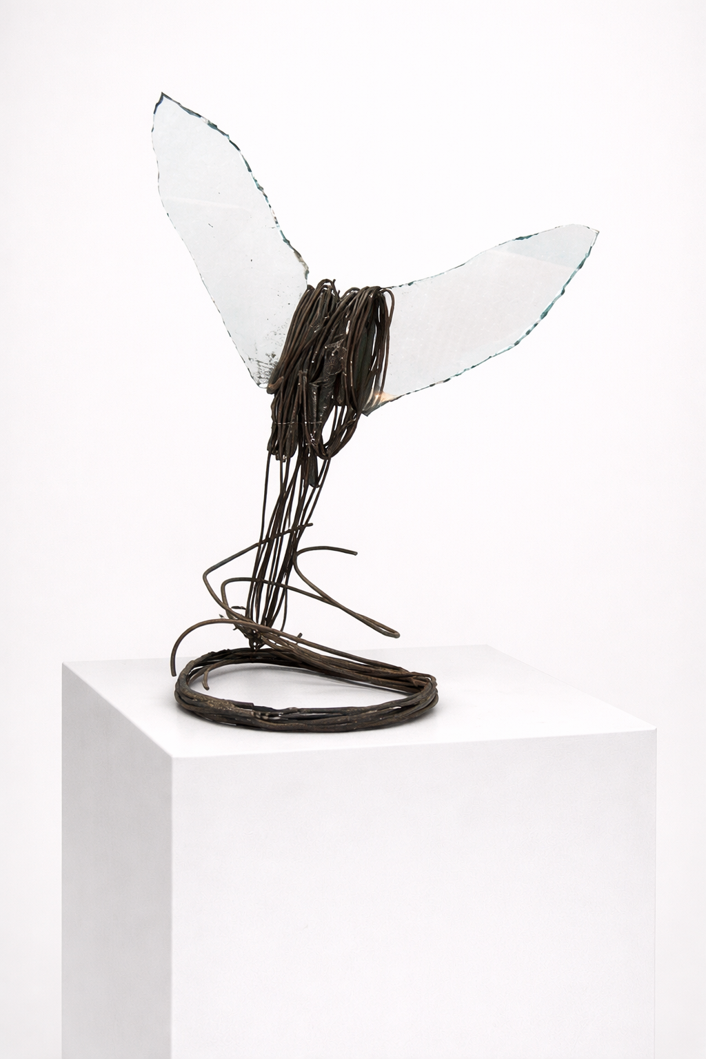 Ícaro caído (Fallen Icarus) (Artwork ID 028bis) by José Carlos Balanza, a vertical contemporary sculpture made of iron and glass. Measuring 85x50 cm, this mixed-media artwork explores themes of fragility and strength, featuring industrial metallic textures paired with translucent glass elements. Ícaro caído (Referencia 028bis) de José Carlos Balanza, una escultura vertical contemporánea realizada en hierro y vidrio. Con unas dimensiones de 85x50 cm, esta obra de técnica mixta explora temas de fragilidad y resistencia, combinando texturas metálicas industriales con elementos de vidrio traslúcido.