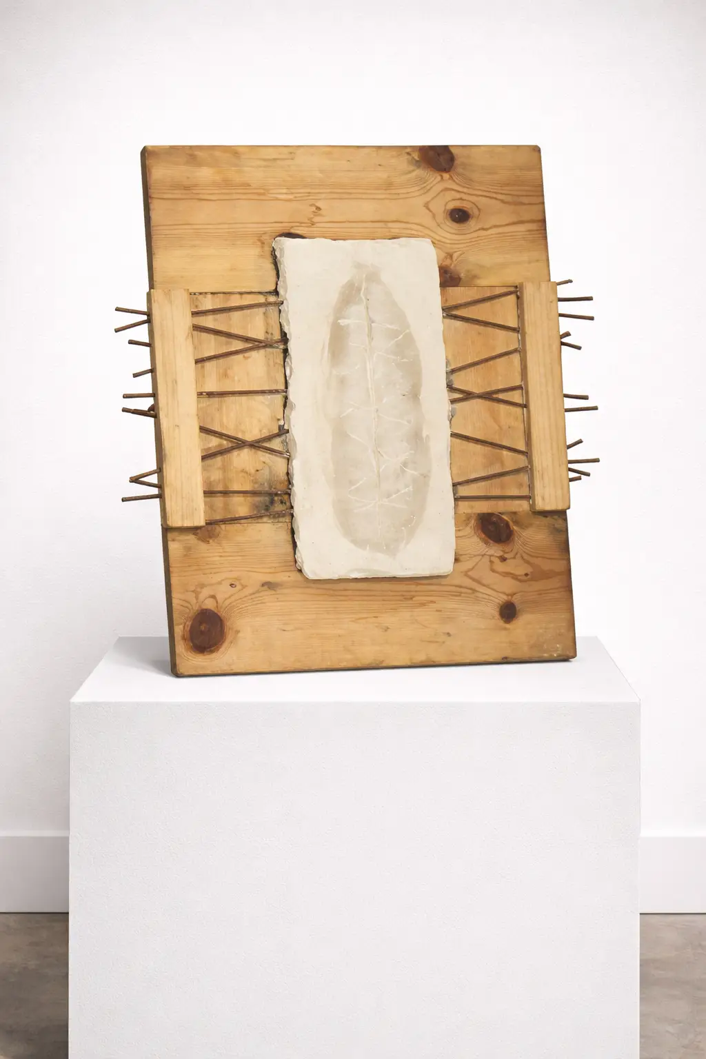 Untitled (Artwork ID 062) by José Carlos Balanza, a vertical contemporary mixed-media sculpture composed of iron, wood, and stone. Standing 72x60 cm, this wall relief or pedestal artwork features industrial and organic textures in a minimalist, upright composition. Sin título (Obra ID 062) de José Carlos Balanza, una escultura vertical contemporánea de técnica mixta compuesta de hierro, madera y piedra. Con unas dimensiones de 72 x 60 cm, este relieve mural o pedestal presenta texturas industriales y orgánicas en una composición minimalista y vertical.