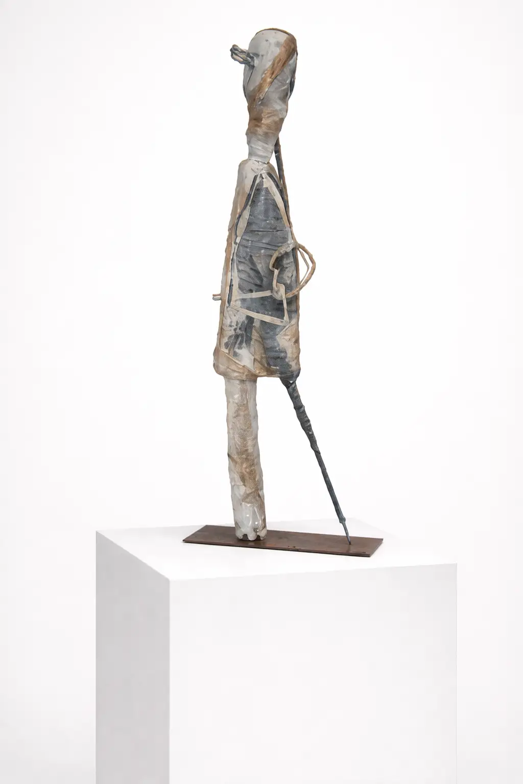 Individual (Artwork ID 063) by José Carlos Balanza, a large-scale vertical mixed-media sculpture made of polystyrene and fabric. Standing 192 cm tall, this contemporary figurative installation features a slender, textured upright composition with a modern minimalist aesthetic. Individual (Referencia 063) de José Carlos Balanza, una escultura vertical de gran formato realizada en técnica mixta con poliestireno y tela. Con 192 cm de altura, esta instalación figurativa contemporánea presenta una composición esbelta y texturizada con una estética minimalista moderna.