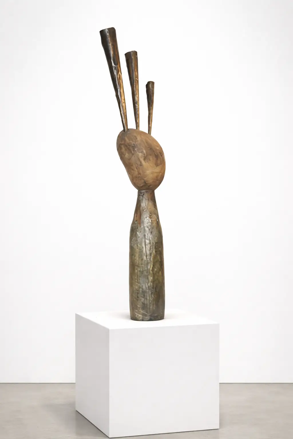 Trumpeter (Artwork ID 067) by José Carlos Balanza, a vertical mixed-media sculpture of iron, wood, and zinc. This 153x40 cm contemporary artwork features a slender, rhythmic composition with industrial metallic textures and a weathered zinc finish. Trompetista (Obra ID 067) de José Carlos Balanza, una escultura vertical de técnica mixta realizada en hierro, madera y zinc. Esta obra contemporánea de 153 x 40 cm presenta una composición esbelta y rítmica con texturas metálicas industriales y un acabado de zinc envejecido.