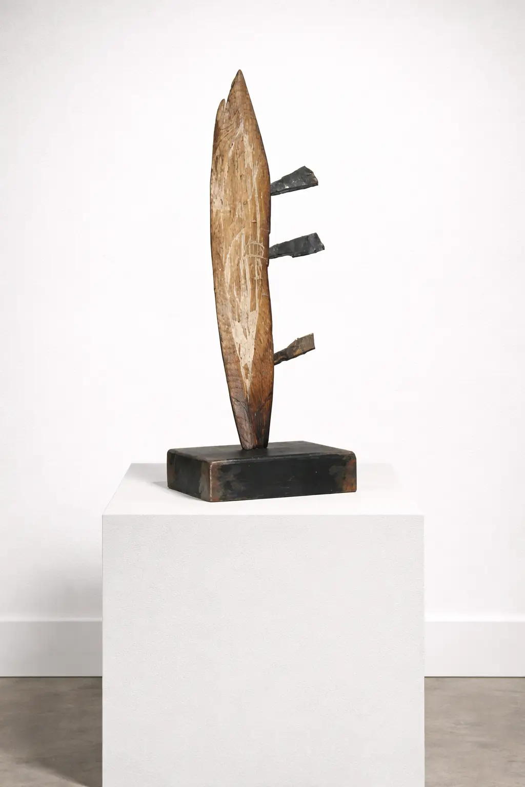 Three Wounds (Artwork ID 068) by José Carlos Balanza, a vertical contemporary wood sculpture. Standing 50x17 cm, this hand-carved minimalist artwork features organic textures and symbolic vertical incisions on a solid wooden form. Tres Heridas (Obra ID 068) de José Carlos Balanza, una escultura vertical contemporánea en madera. Con unas dimensiones de 50 x 17 cm, esta obra minimalista tallada a mano presenta texturas orgánicas e incisiones verticales simbólicas sobre una sólida base de madera.
