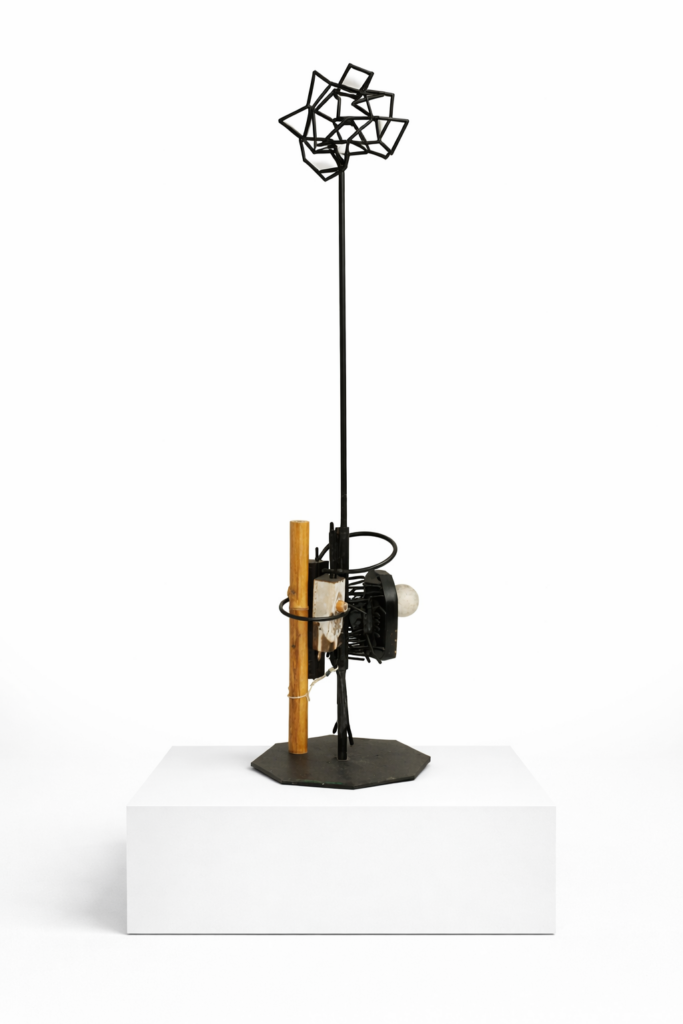 Untitled (Artwork ID 089) by Giorgio Cigna, a vertical contemporary sculpture made of wood, bamboo, and rope. This organic mixed-media artwork features primitive textures and a slender upright composition, blending natural fibers with hand-bound sculptural elements. Sin título (Referencia 089) de Giorgio Cigna, una escultura vertical contemporánea realizada en madera, bambú y cuerda. Esta obra de técnica mixta orgánica presenta texturas primitivas y una composición esbelta, combinando fibras naturales con elementos escultóricos atados a mano.
