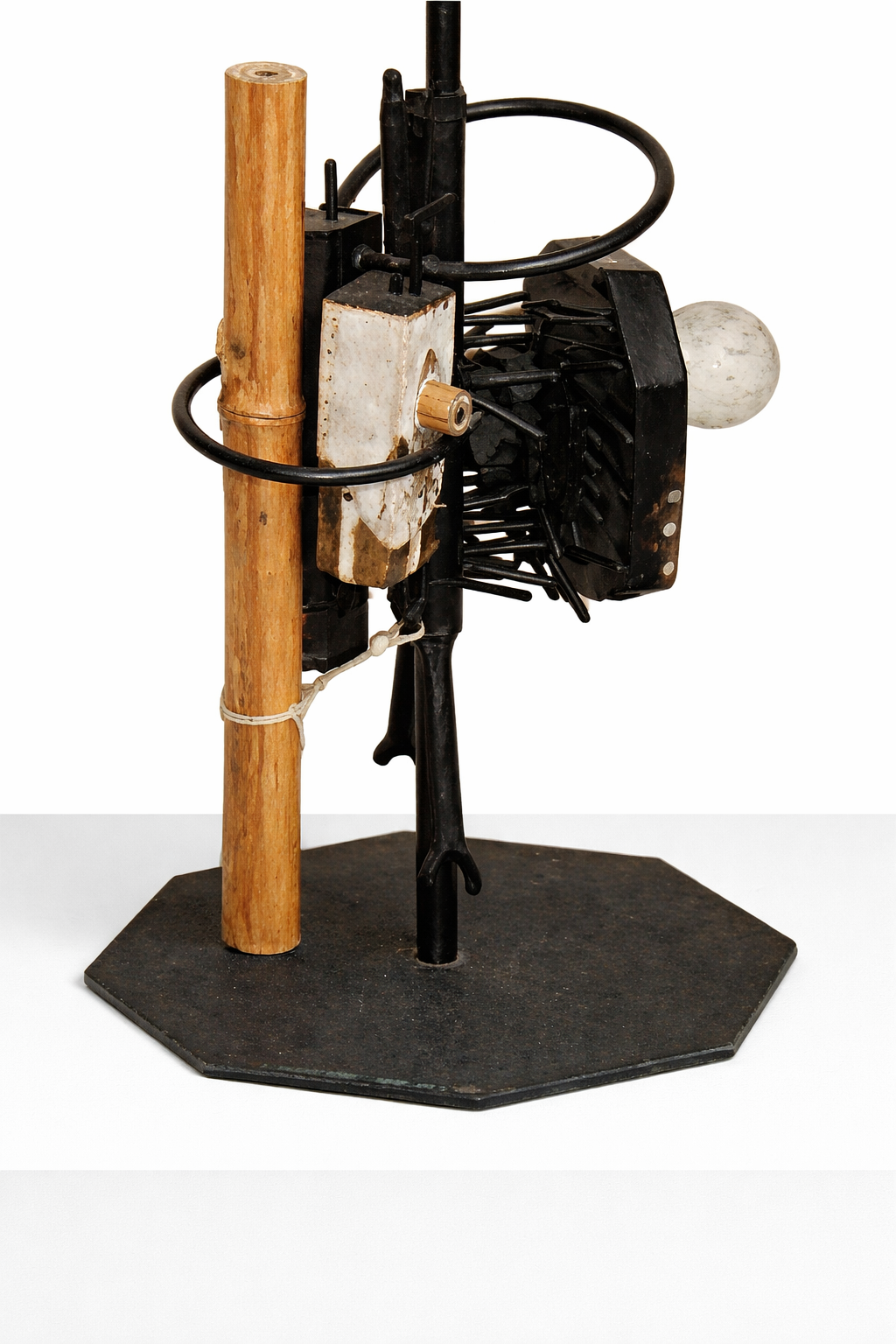Untitled (Artwork ID 089) by Giorgio Cigna, a vertical contemporary sculpture made of wood, bamboo, and rope. This organic mixed-media artwork features primitive textures and a slender upright composition, blending natural fibers with hand-bound sculptural elements. Sin título (Referencia 089) de Giorgio Cigna, una escultura vertical contemporánea realizada en madera, bambú y cuerda. Esta obra de técnica mixta orgánica presenta texturas primitivas y una composición esbelta, combinando fibras naturales con elementos escultóricos atados a mano.