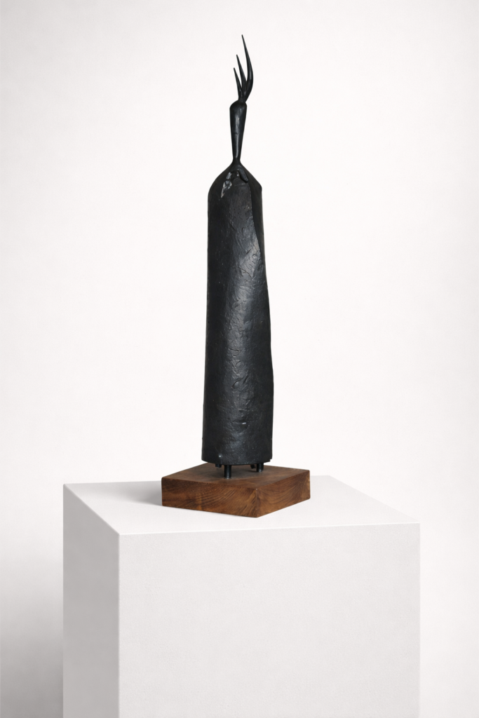Gigante trípode (Giant Tripod) (Artwork ID 151) by Rufino Mesa, a vertical contemporary sculpture in cast bronze. Measuring 67x14x11 cm, this unframed bronze artwork features a slender, tripod-like form with rich metallic textures and an industrial-meets-ancient aesthetic. Gigante trípode (Referencia 151) de Rufino Mesa, una escultura vertical contemporánea en bronce fundido. Con unas dimensiones de 67x14x11 cm, esta obra de bronce sin enmarcar presenta una forma esbelta de trípode con texturas metálicas ricas y una estética que une lo industrial con lo ancestral.