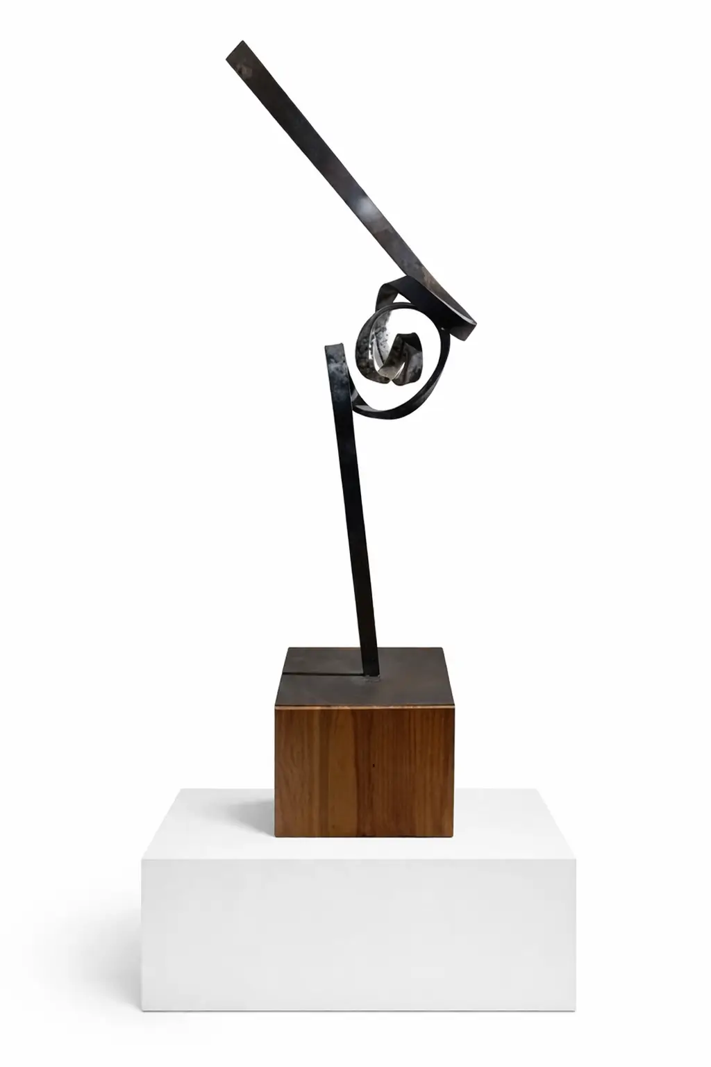 Dilema (Artwork ID 303) by José Antonio Olarte, a large-scale vertical contemporary sculpture in forged iron. Standing 170 cm tall, this monumental metal artwork features an industrial, slender composition with weathered textures and a strong structural presence. Dilema (Referencia 303) de José Antonio Olarte, una escultura vertical de gran formato en hierro forjado. Con 170 cm de altura, esta obra monumental de metal presenta una composición esbelta e industrial con texturas oxidadas y una fuerte presencia estructural.