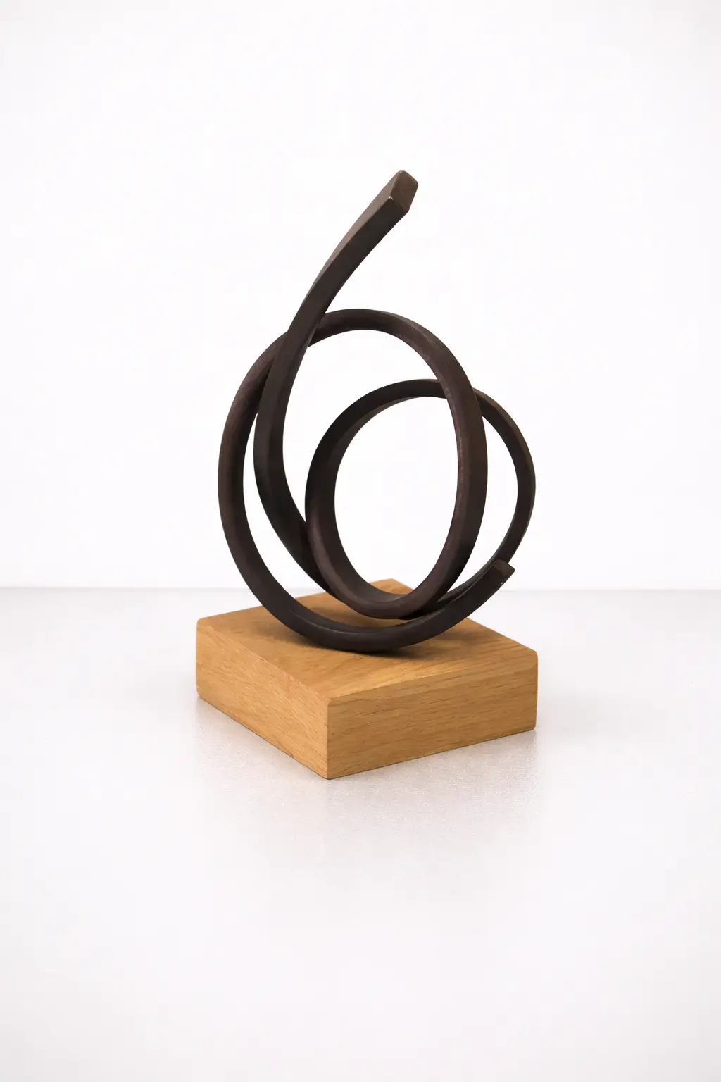 Air (Artwork ID 305) by José Antonio Olarte, a vertical contemporary sculpture in forged iron. This 30x15 cm minimalist metal artwork features an open, rhythmic iron composition with industrial textures and a sense of lightness and negative space. Aérea (Referencia 305) de José Antonio Olarte, una escultura vertical contemporánea en hierro forjado. Esta obra minimalista de 30x15 cm presenta una composición rítmica y abierta de metal con texturas industriales, destacando por su ligereza y el uso del espacio negativo.